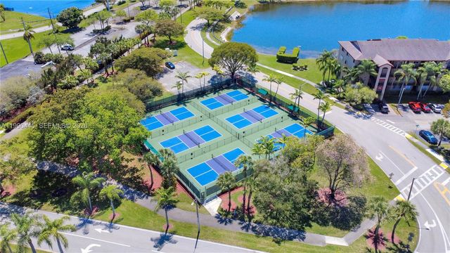 700 SW 137th Ave 303H, Pembroke Pines, FL 33027