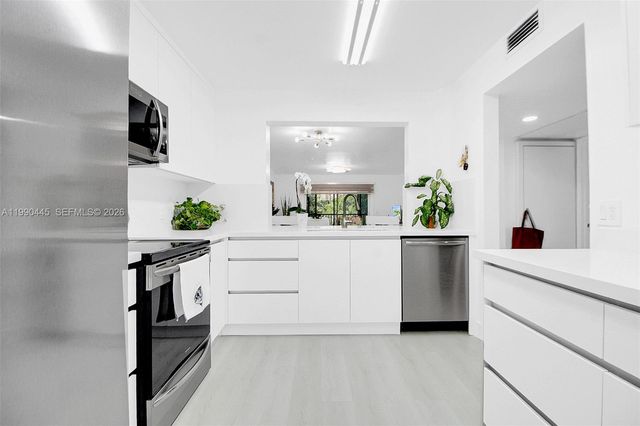 700 SW 137th Ave 303H, Pembroke Pines, FL 33027