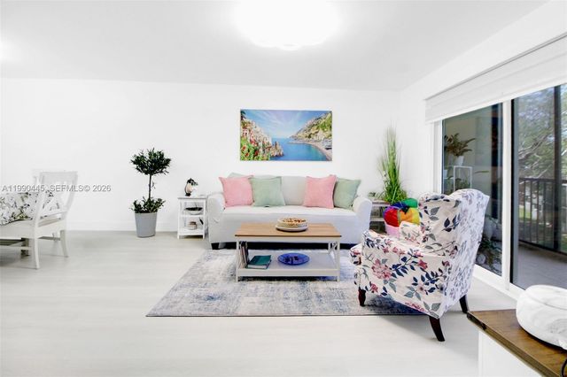 700 SW 137th Ave 303H, Pembroke Pines, FL 33027