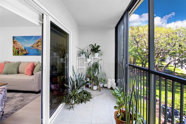 700 SW 137th Ave 303H, Pembroke Pines, FL 33027