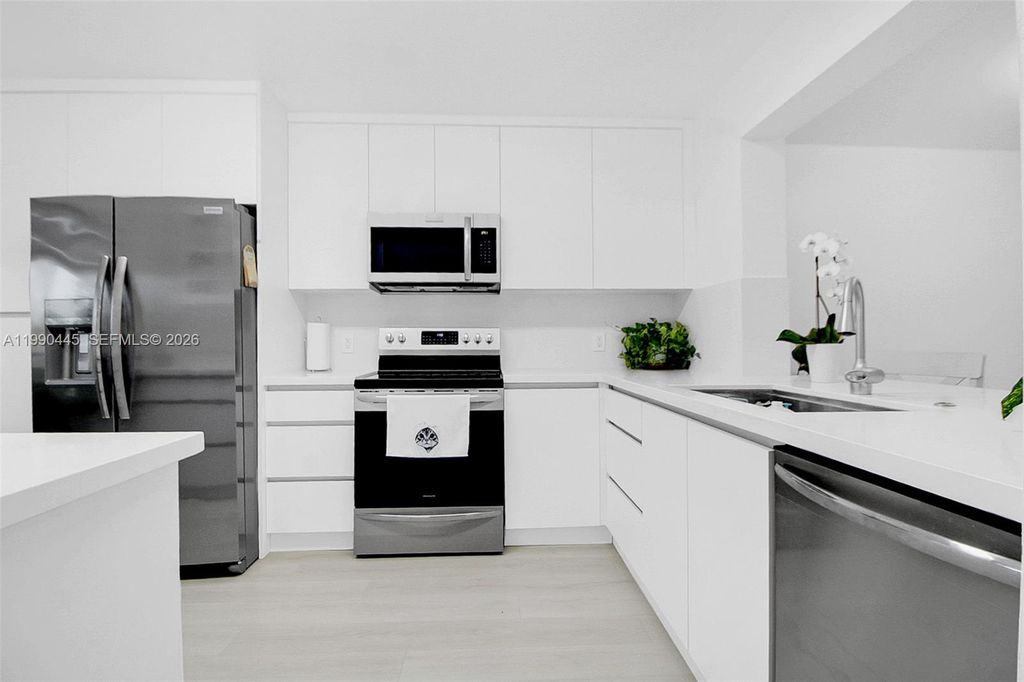 700 SW 137th Ave 303H, Pembroke Pines, FL 33027