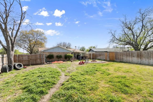 201 Volunteer Drive, Arlington, TX 76014