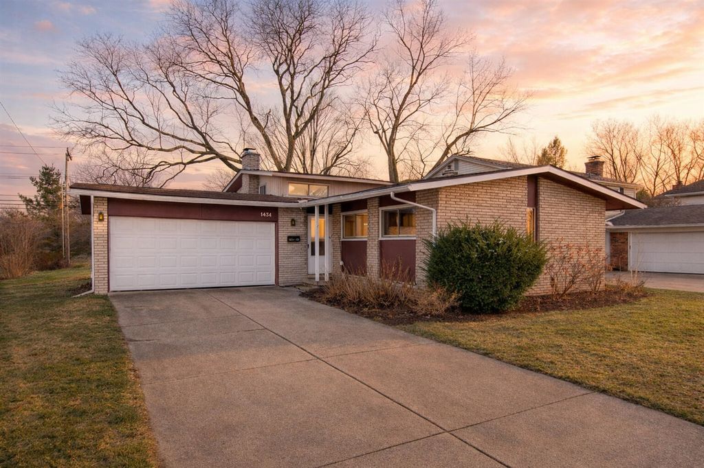 1434 Pine Valley Boulevard, Ann Arbor, MI 48104