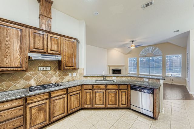 8406 Pecan Creek Drive, Arlington, TX 76001