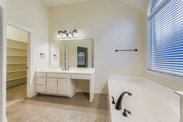 8406 Pecan Creek Drive, Arlington, TX 76001