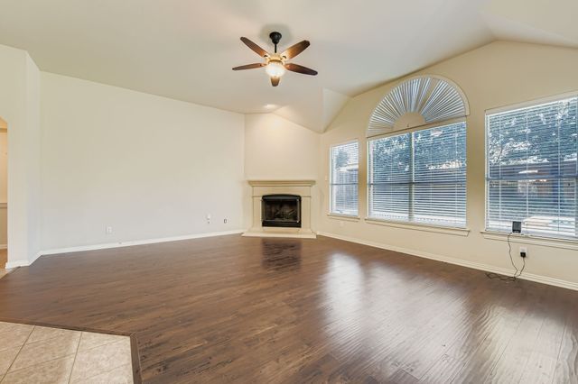 8406 Pecan Creek Drive, Arlington, TX 76001