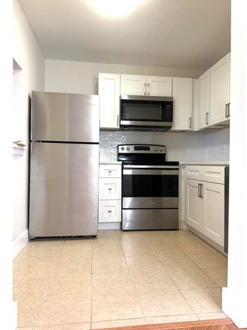 200 Village Green Circle E k 311, Palm Springs, FL 33461