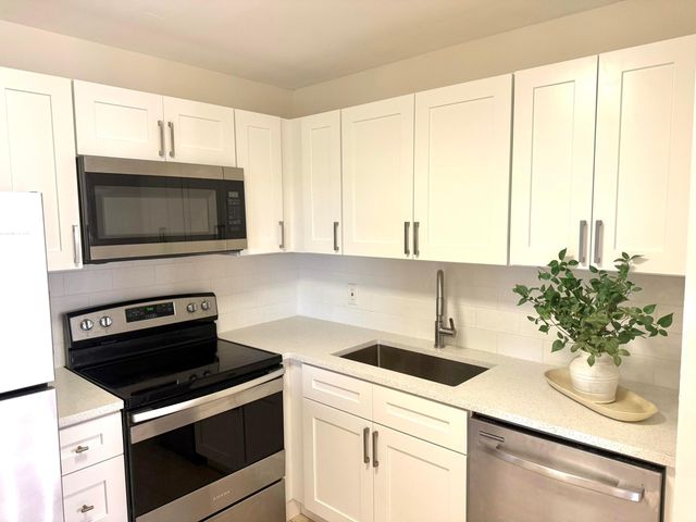 200 Village Green Circle E k 311, Palm Springs, FL 33461