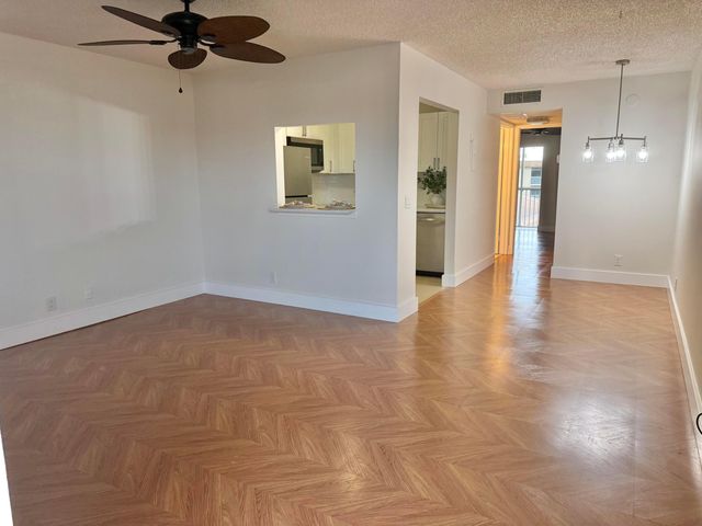 200 Village Green Circle E k 311, Palm Springs, FL 33461