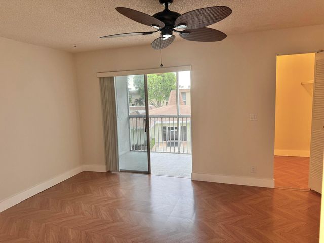 200 Village Green Circle E k 311, Palm Springs, FL 33461