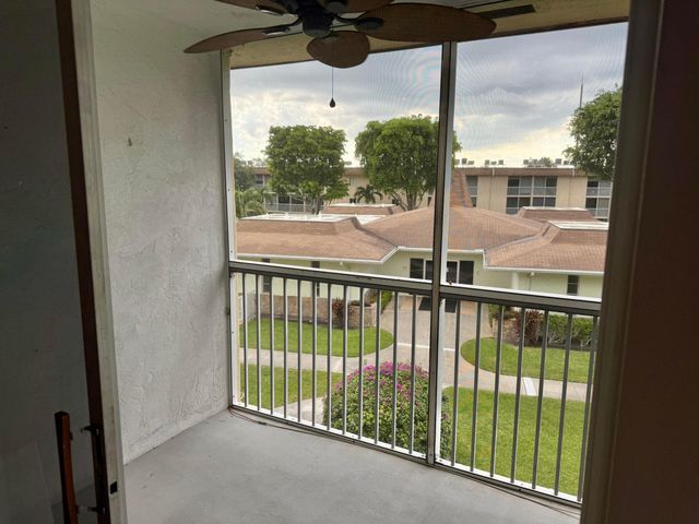 200 Village Green Circle E k 311, Palm Springs, FL 33461