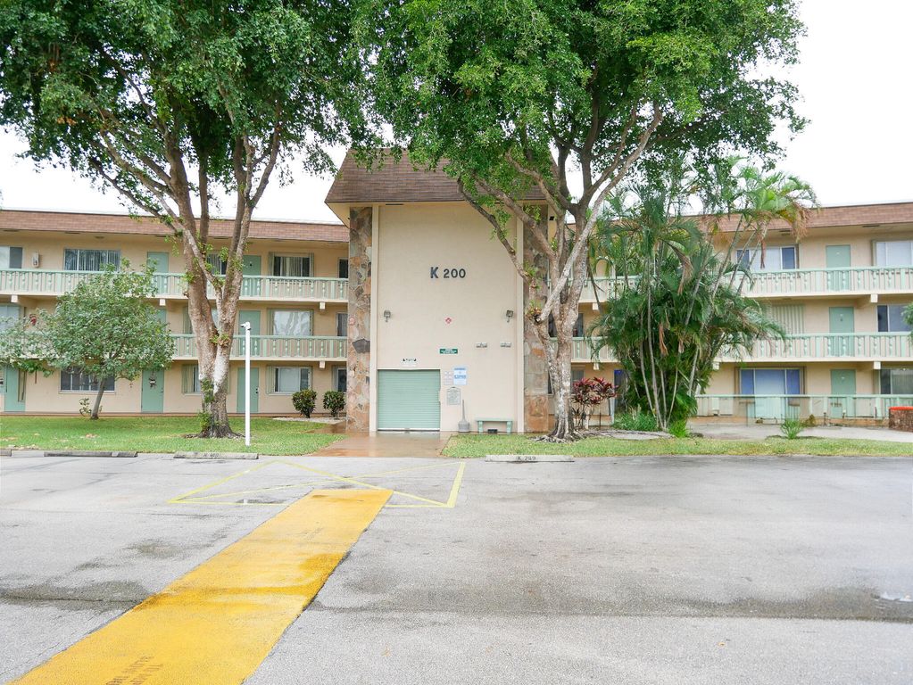 200 Village Green Circle E k 311, Palm Springs, FL 33461