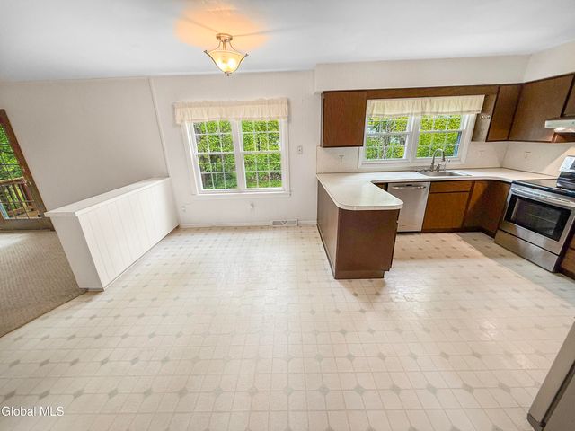33 Fairway Avenue, Bethlehem, NY 12054