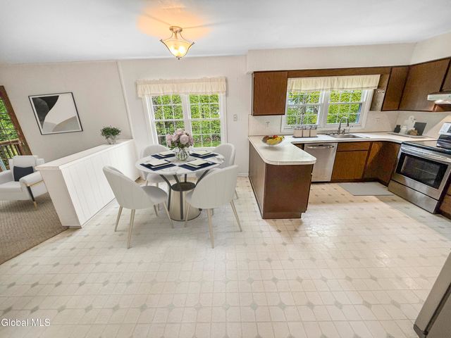 33 Fairway Avenue, Bethlehem, NY 12054