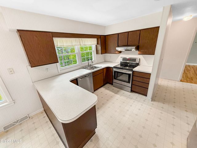 33 Fairway Avenue, Bethlehem, NY 12054