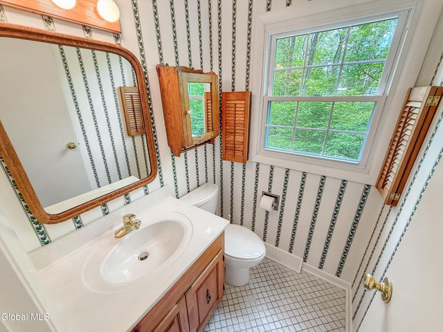 33 Fairway Avenue, Bethlehem, NY 12054