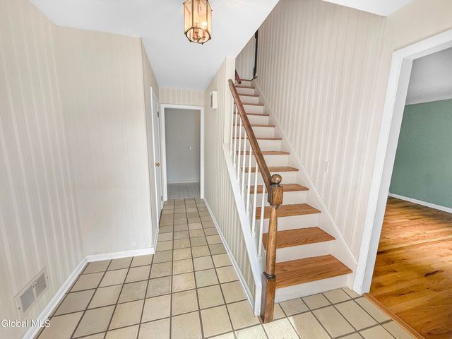 33 Fairway Avenue, Bethlehem, NY 12054