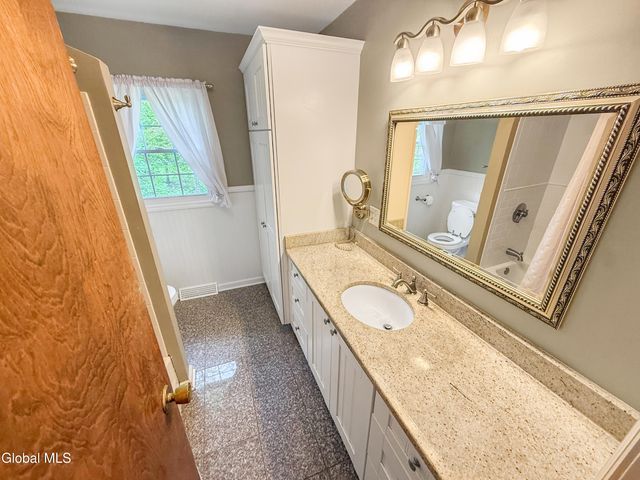 33 Fairway Avenue, Bethlehem, NY 12054