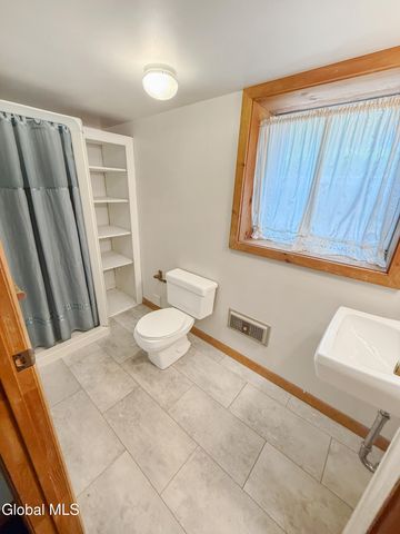 33 Fairway Avenue, Bethlehem, NY 12054