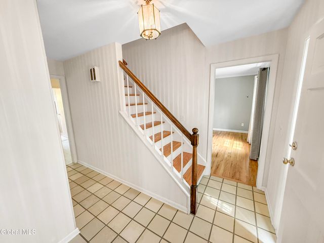 33 Fairway Avenue, Bethlehem, NY 12054