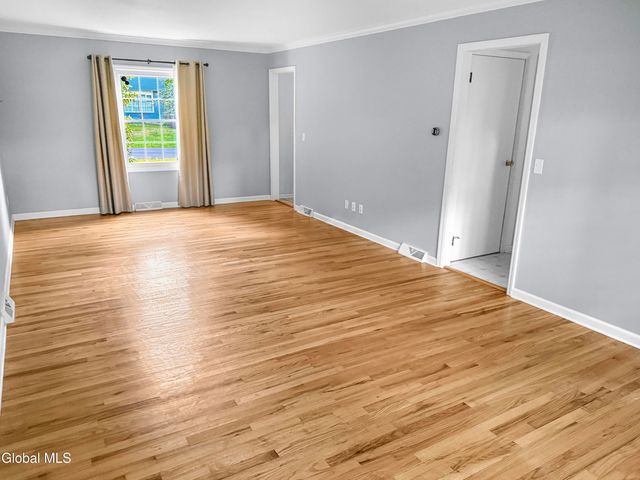 33 Fairway Avenue, Bethlehem, NY 12054