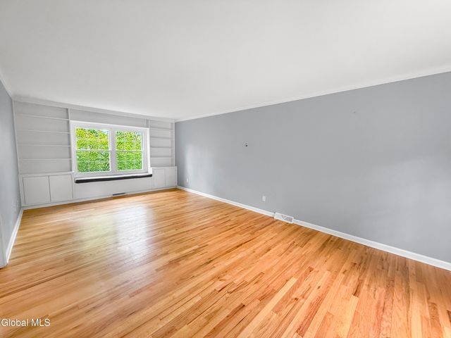 33 Fairway Avenue, Bethlehem, NY 12054