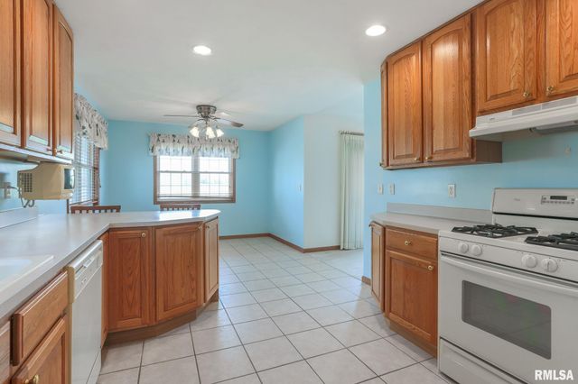140 HEATHERVIEW Drive, East Peoria, IL 61554