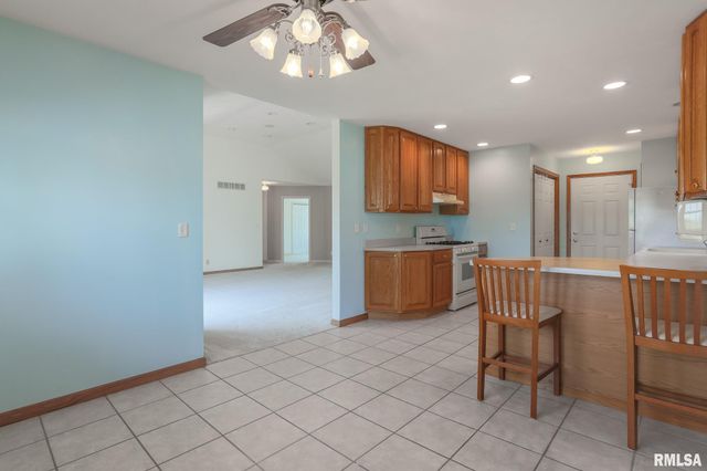 140 HEATHERVIEW Drive, East Peoria, IL 61554