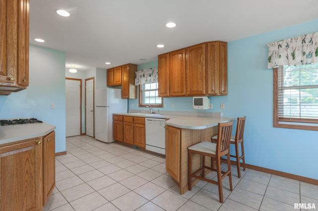 140 HEATHERVIEW Drive, East Peoria, IL 61554