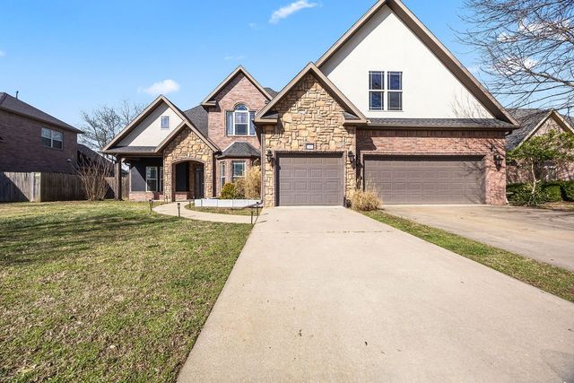 1311 S Pinnacle Drive, Fayetteville, AR 72701