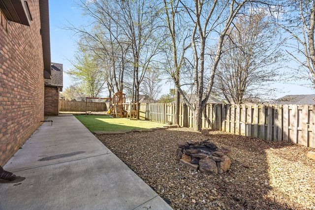 1311 S Pinnacle Drive, Fayetteville, AR 72701