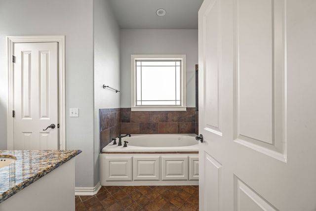 1311 S Pinnacle Drive, Fayetteville, AR 72701