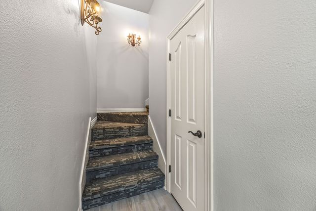 1311 S Pinnacle Drive, Fayetteville, AR 72701