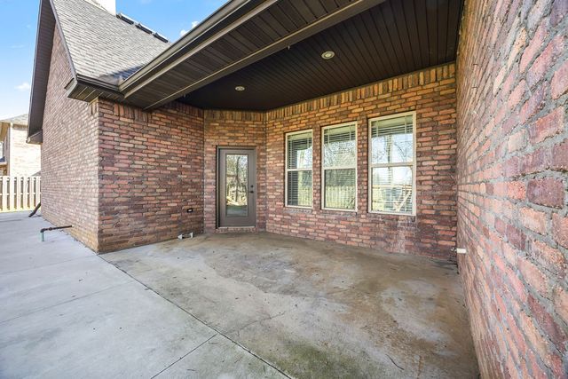 1311 S Pinnacle Drive, Fayetteville, AR 72701