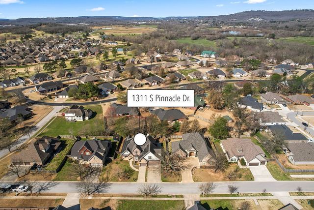 1311 S Pinnacle Drive, Fayetteville, AR 72701