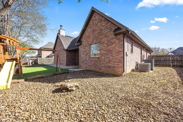 1311 S Pinnacle Drive, Fayetteville, AR 72701