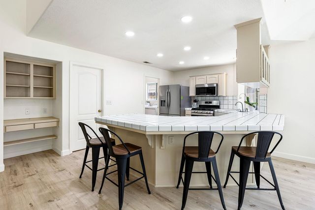 8875 N Woodrow Avenue, Fresno, CA 93720