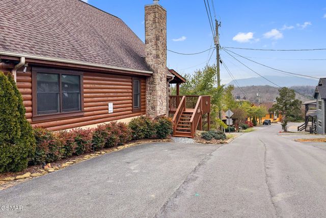 2048 Eagle Feather Drive, Sevierville, TN 37876