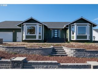 383 RIDGECREST Dr, Roseburg, OR 97470