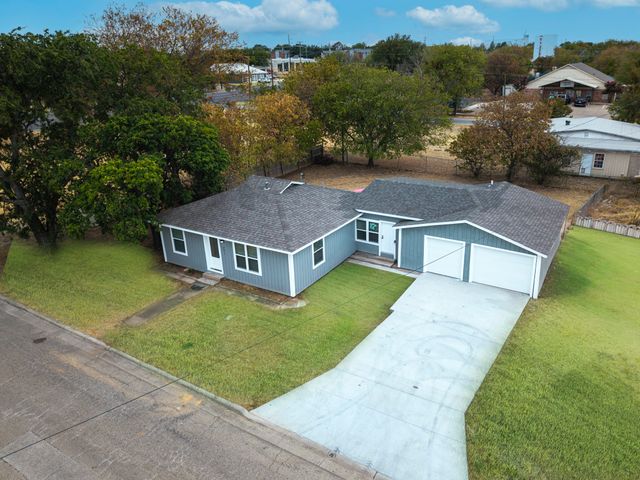 201 Deputy Larry Miller Drive, Granbury, TX 76048