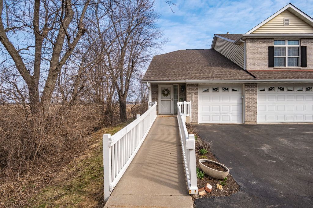 3805 South Pointe Drive F, Dekalb, IL 60115