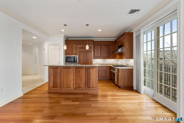 85 Memorial Road APT 313, West Hartford, CT 06107