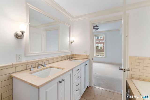 85 Memorial Road APT 313, West Hartford, CT 06107