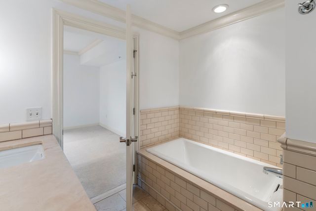 85 Memorial Road APT 313, West Hartford, CT 06107