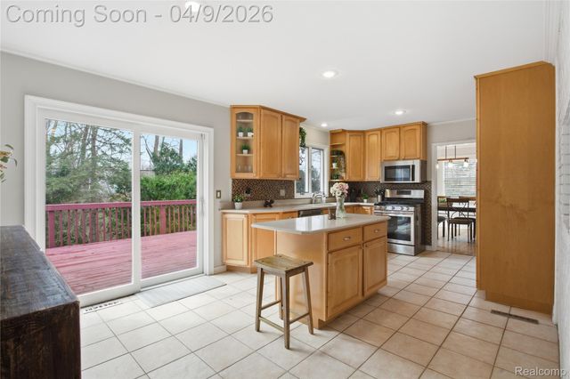 138 Aintree Road, Oakland Charter Township, MI 48306