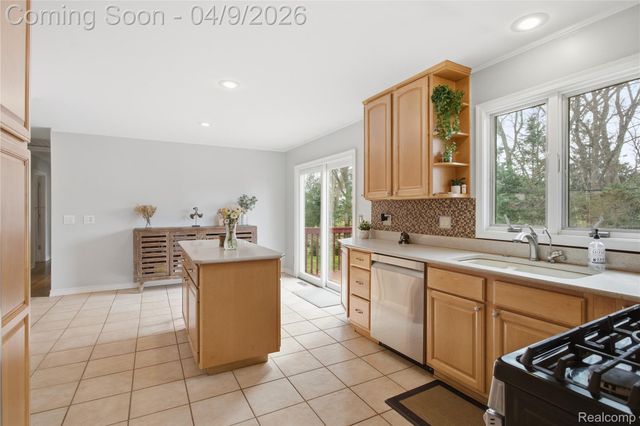 138 Aintree Road, Oakland Charter Township, MI 48306