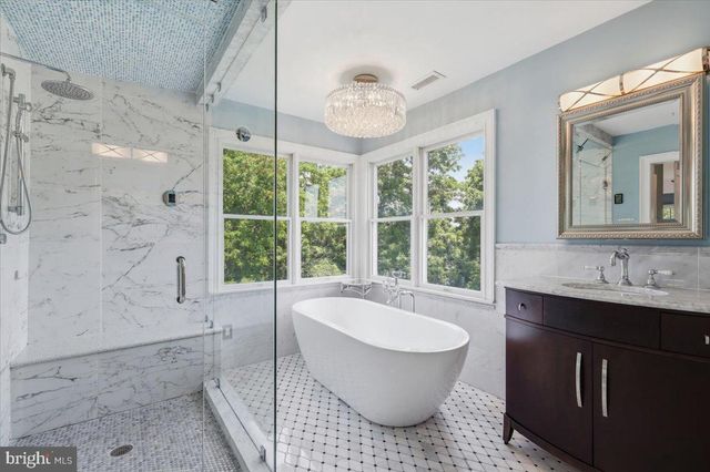 18 AMY CIR, Newtown, PA 18940