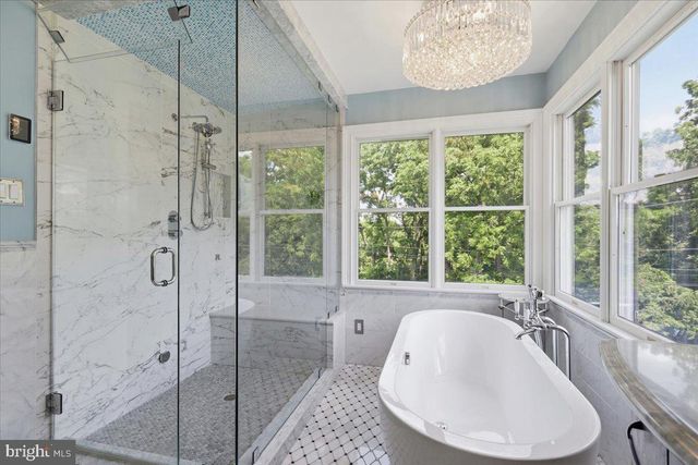 18 AMY CIR, Newtown, PA 18940