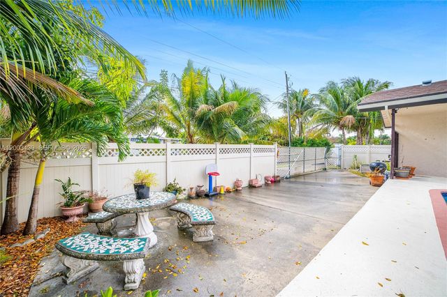 614 NE 3rd St, Dania Beach, FL 33004