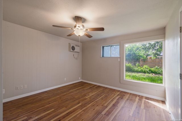 425 E Wright Blvd, Universal City, TX 78148